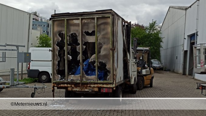 vrachtwagentje in brand in Emmen2
