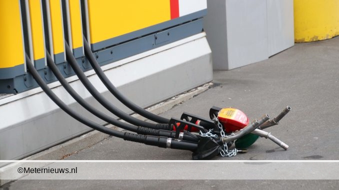 vulslangen met kettingen aanelkaar shell tankstation