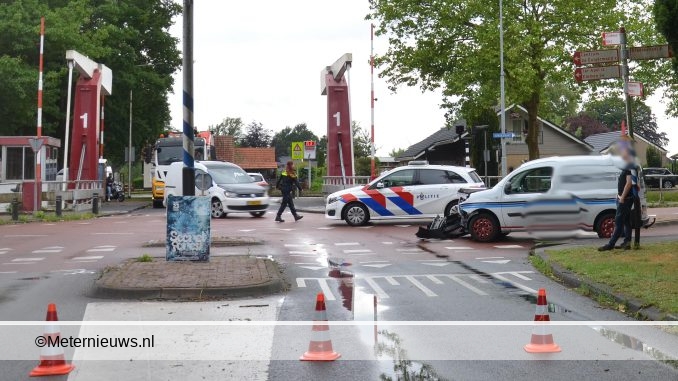 AUTO BOTSEN IN MUSSELKANAAL BEKENDE KRUISING