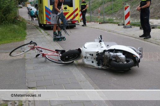 Fietser en scooterrijder gewond na botsing Groningen. Fietser en scooterrijder gewond na botsing Groningen.