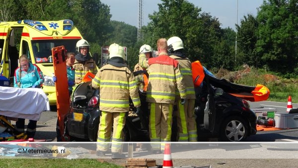 Inzittende uit auto geknipt na ongeval Zwartsluis.
