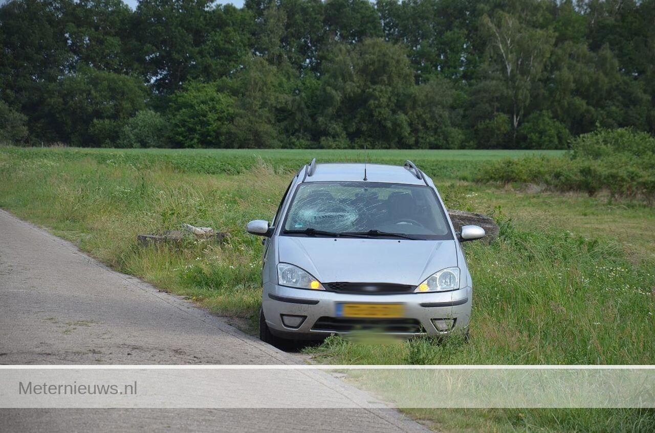 Auto op betonblok Drouwenermond
