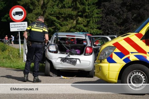 Twee gewonden na aanrijding auto’s in Beerze. Twee gewonden na aanrijding auto’s in Beerze.