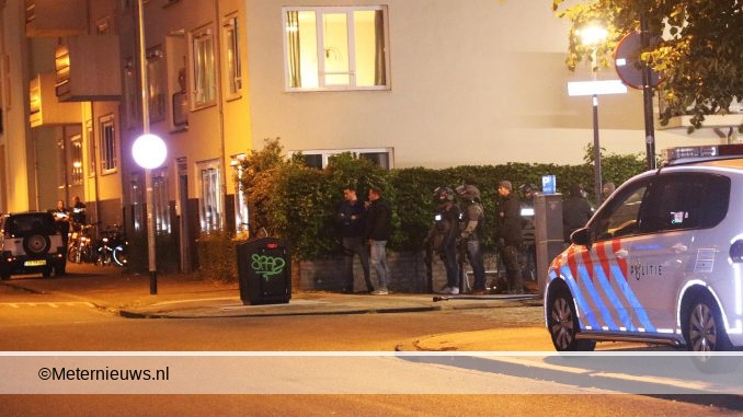 man houdtpolitiehalvenachtbezigGroningen2web