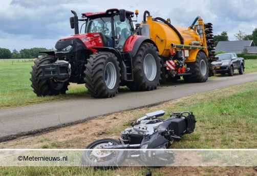 Motor en landbouw voertuig botsen in Noord Sleen #Noord-Sleen – Bij een ongeval.