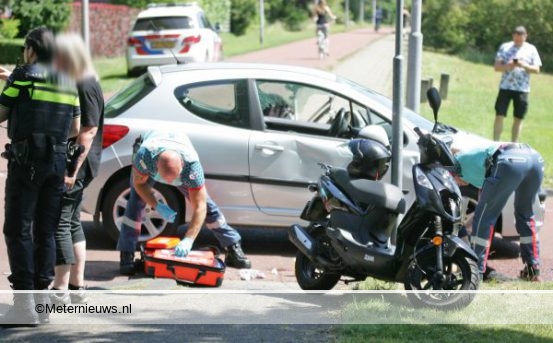 Scooterrijder botst op auto #Assen - Bij een ongeval op de.