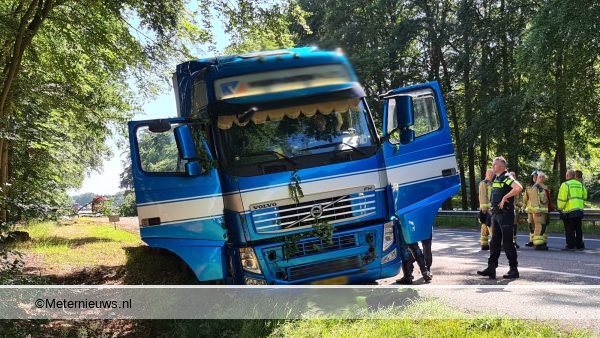 A28 tussen Spier en Beilen afgesloten ivm ongeval met vrachtwagen. A28 tussen Spier en Beilen afgesloten ivm ongeval met vrachtwagen.