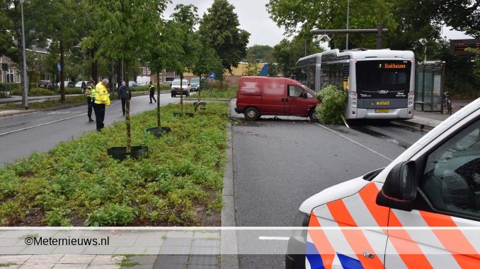 BESTELAUTO TEGEN LIJNDIENSTBUS IN GRONINGEN