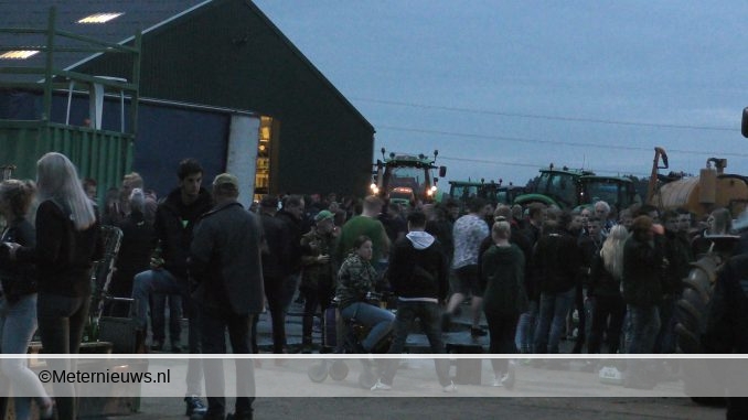 HONDERDEN BOEREN BIJEEN IN WIJSTER