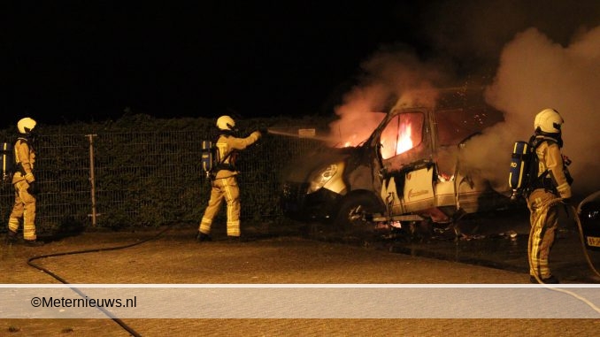 TAXIBUS EN CARVAN AFGEBRAND IN EMMN9