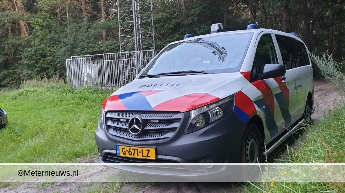 ZENDMAST ZENDPIRAAT DOOR POLITIE ONTDEKT IN BOS BIJ ECHTEN AN Z