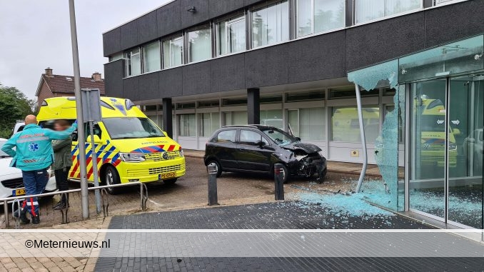 auto rijdt glazenpui kerkgebouw aan diggelen hoogeveen3