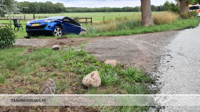 auto van de weg dor split in wezuperbrug2