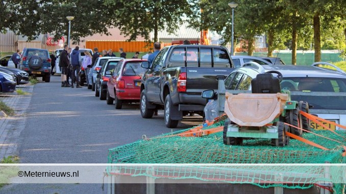 boeren vertrekken uit geesbrug