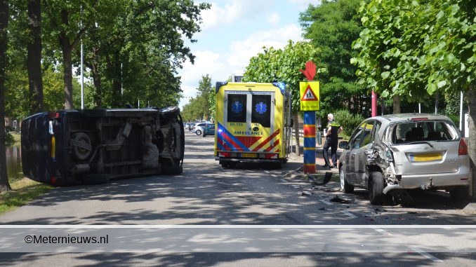 busje op de kant na ongeval musselkanaal