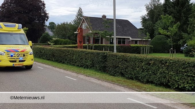 man valt van ladder in Dwingeloo
