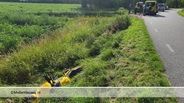 Motorrijdster van de weg in Peest