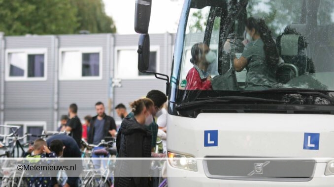 50 met corona besmette asielzoekers per bus overgebracht naar Mu