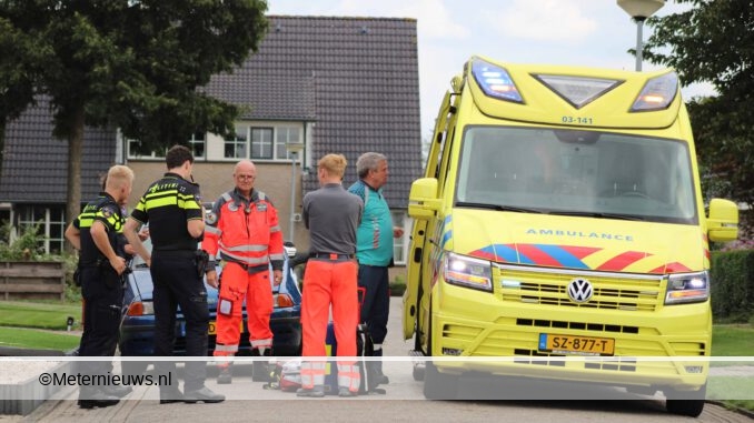 MAN VALT VAN LADDER BIJ WONING EMMERCOMPASCUUM3
