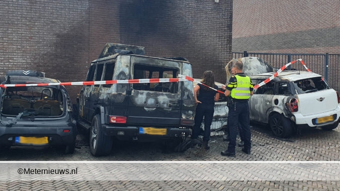 POLITIE DOET ONDERZOEK UITGEBRANDE AUTOS ASSEN