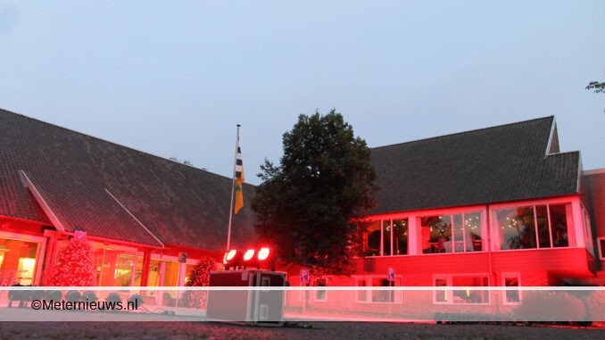 RED ALERT GEMEENTEHUIS RODEN IN HET ROOD VERLICHT3