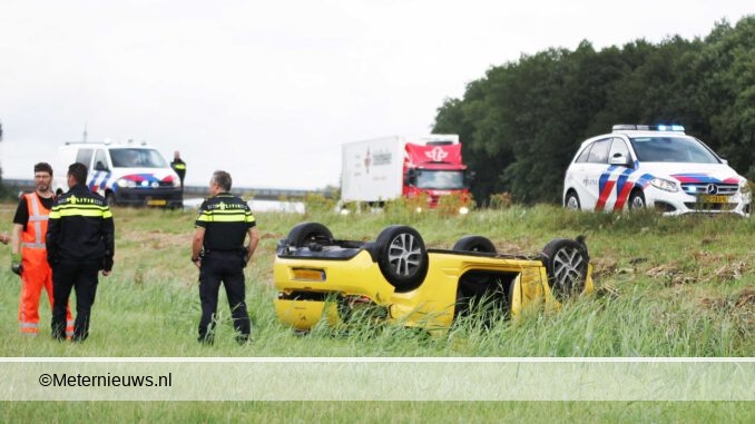auto op de kop oprit A28 Beilen