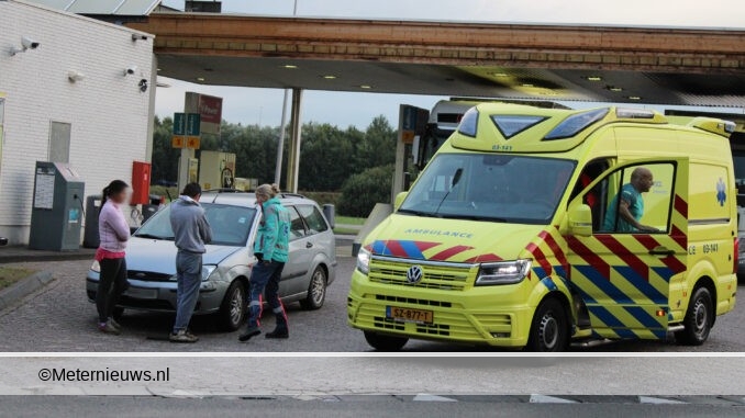 autp botst tegen vrachtwagen in Klazienaveen