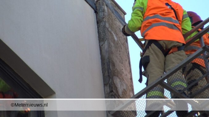 brandweer haalt platen van pand Groningen