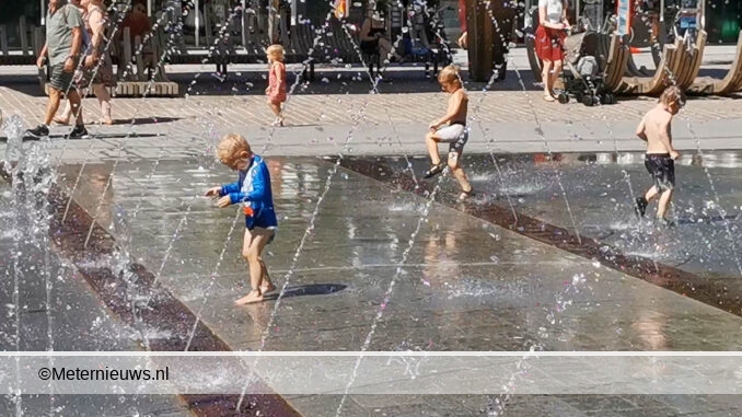 kinderen zoeken verkoeling in Hoogeveen
