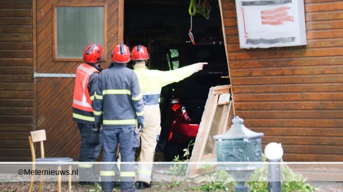 AUTO RIJDT VANAF WASSTRAAT SCHUUR IN GRONINGSE VEENDAM BINNEN01