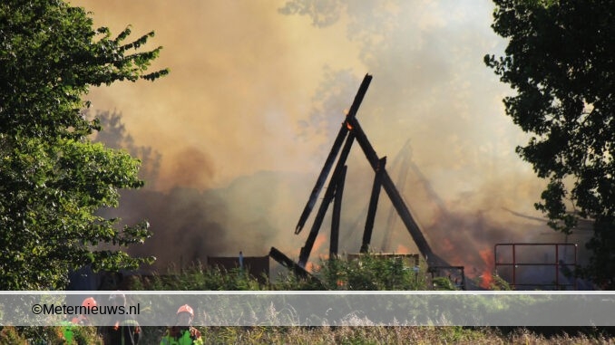 BOERDERIJ AFGEBRAND IN ROODESCHOOL3
