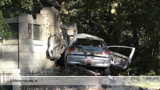 Automobilist overlijdt door aanrijding tegen Scholtenmonument in Stadspark Groningen. Automobilist overlijdt door aanrijding tegen Scholtenmonument in Stadspark Groningen.