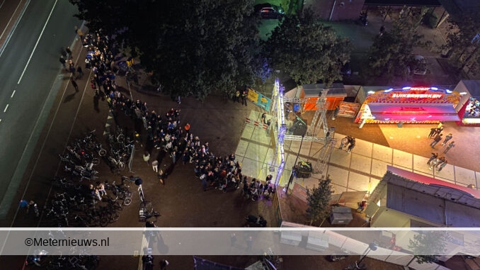 LANGE RIJ VOOR TOEGANGSPOORT KERMIS IN ASSEN