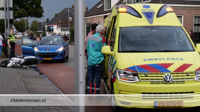 SCOOTERRIJDER GEWOND NA BOTSING TEGEN AUTO IN DRENTSE HOOGEVEEN2