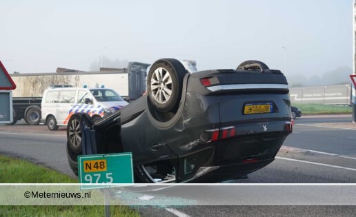 Auto over de kop na ongeval op rotonde N48 Ommen. Auto over de kop na ongeval op rotonde N48 Ommen.