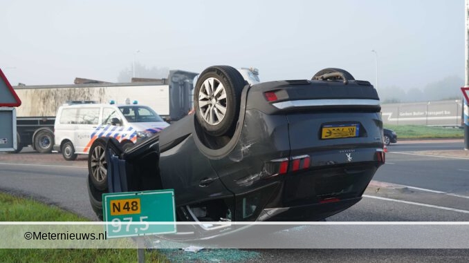 auto op de kop rotonde N48 Ommen