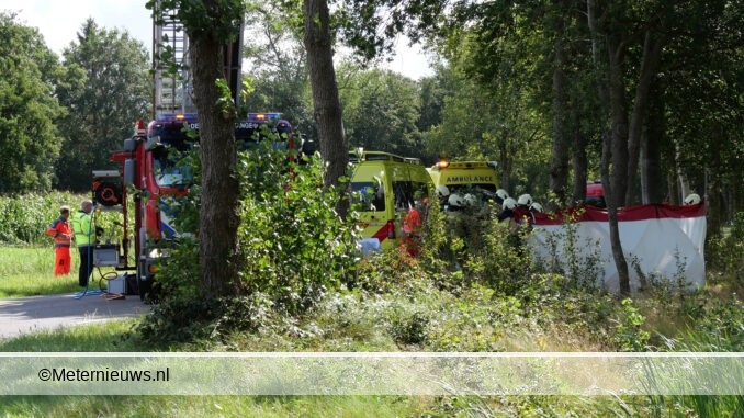 auto tegen boom de wijk