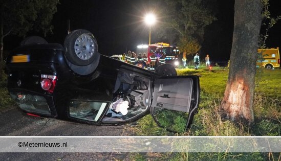 Auto op de kop na botsing tegen boom. Auto op de kop na botsing tegen boom.