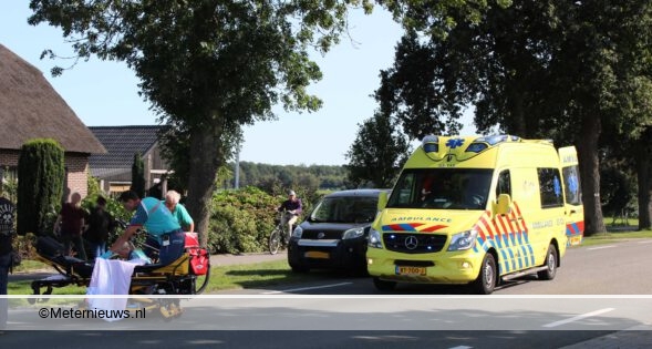 Fietser gewond na botsing tegen motor in Nieuw Dordrecht. Fietser gewond na botsing tegen motor in Nieuw Dordrecht.