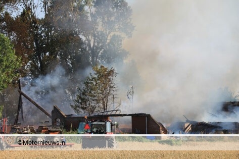 Koetsjes gered bij grote brand boerderij in Roodeschool(Video) #ROODESCHOOL - In Roodeschool.
