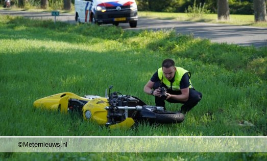 Motorrijder ernstig gewond na aanrijding in Diever. Motorrijder ernstig gewond na aanrijding in Diever.