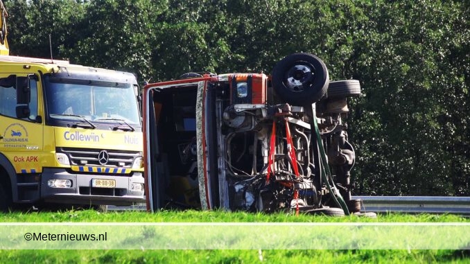 oldtimerbrandweer kanteld op A7 bij Marum