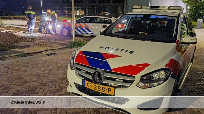 persoonopmotorscooteraangehouden Assen