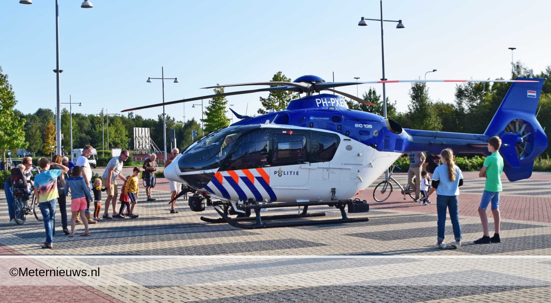 Politiehelikopter trekt veel bekijks na landing P+R Haren Meternieuws.nl Politiehelikopter trekt veel bekijks na landing P+R Haren Meternieuws.nl