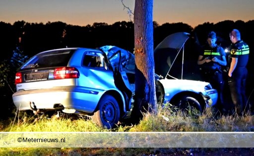 Ernstig gewonde na botsing tegen boom. Ernstig gewonde na botsing tegen boom.