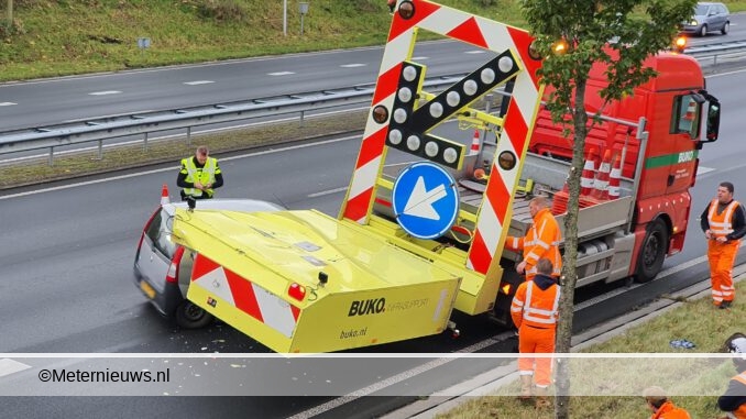 AUTO RIJDT ACHTEROP PIJLWAGEN RIJKSWATERSTAAT N46 IN GRONINGEN2