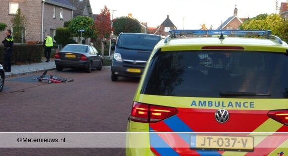 Fietsend kind ernstig gewond na aanrijding in Staphorst. Fietsend kind ernstig gewond na aanrijding in Staphorst.