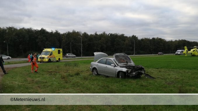 auto van de weg op de toerit n366 musselkanaal