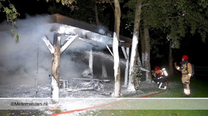 bankje onder overkapping in brand in Marum2