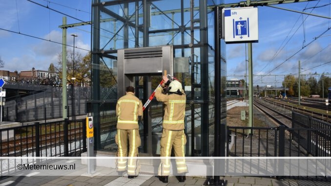 brandweer haalt vrouw ut lift meppel station